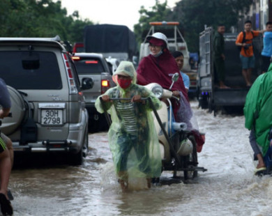 Hà Nội: Dịch vụ “cứu hộ” kiếm bộn tiền nhờ ngập