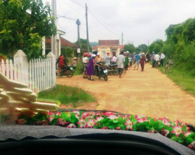 SỐC: Cán bộ thôn chặn xe rước dâu đòi nợ tiền xây dựng đường NTM