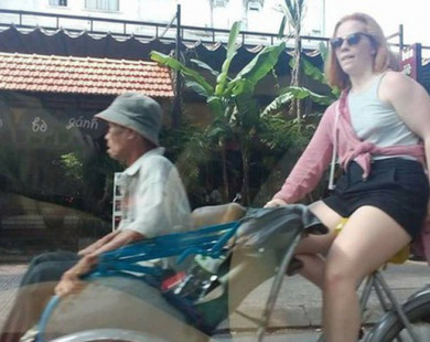 Thấy bác xích lô già yếu, cô tây xung phong chở bác đi dạo phố Sài Gòn luôn!