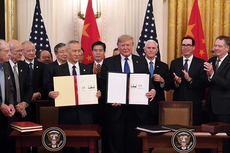 Phó thủ tướng Trung Quốc Lưu Hạc và Tổng thống Donald Trump tại lễ ký thoả thuận thương mại giai đoạn 1. Ảnh: AFP