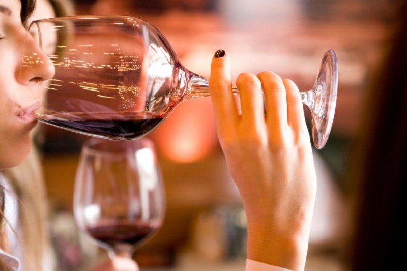 Cách uống rượu vang "cực chuẩn" qua 6 bước cơ bản