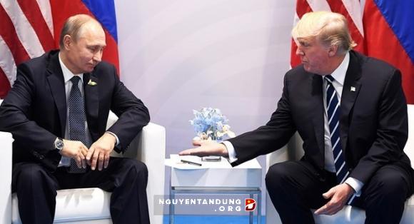 Nghị sỹ Dân chủ chỉ trích “cuộc gặp bí mật giữa ông Trump và ông Putin