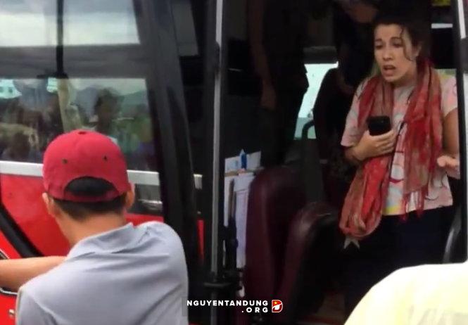 Công ty Việt Nhật: ‘Phụ xe hung hăng, ném đồ vì khách Tây say xỉn’