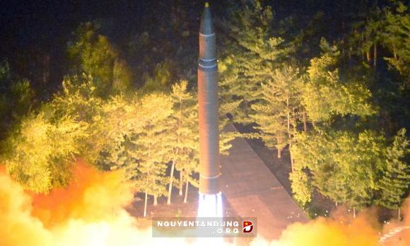 Triều Tiên phóng tên lửa bay qua không phận, Nhật Bản họp khẩn bảo vệ người dân