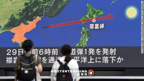 Người Nhật Bản vội vã trú ẩn khi tên lửa Triều Tiên bay ngang