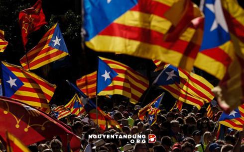 Catalonia sắp tuyên bố độc lập, phe phản đối mạnh lên từng ngày