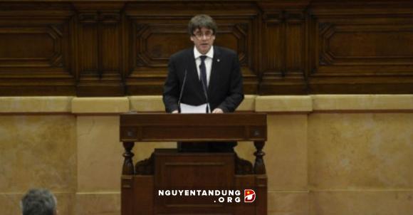 Catalonia ký tuyên bố độc lập khỏi Tây Ban Nha nhưng hoãn thi hành