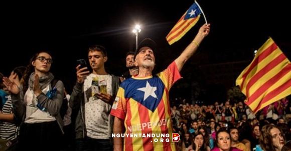 Tây Ban Nha tước quyền tự trị của Catalonia, giấc mơ độc lập tan vỡ?