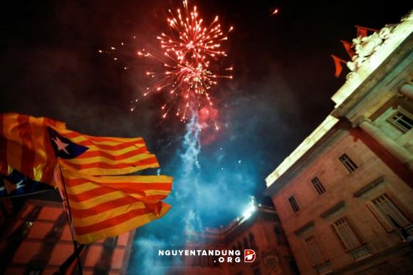 Tây Ban Nha giải tán chính quyền Catalonia sau tuyên bố độc lập