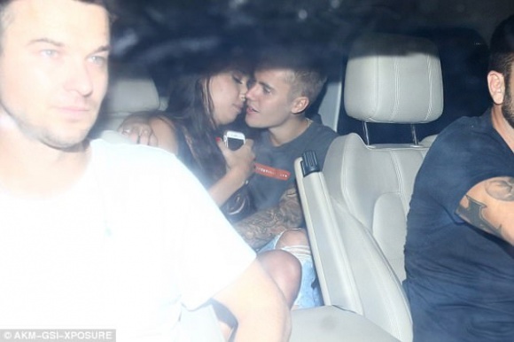 Justin Bieber, Justin Bieber tình tứ bên bạn gái mới, Selena Gomez , sao Hollywood, nam ca sĩ Justin Bieber 