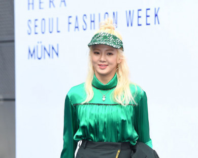 Hyoyeon (SNSD) xấu lạ trong bộ đồ sến sẩm giữa dàn sao tại Seoul Fashion Week