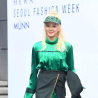 Hyoyeon (SNSD) xấu lạ trong bộ đồ sến sẩm giữa dàn sao tại Seoul Fashion Week