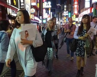 Mặt tối sau ngành công nghiệp thuê nữ sinh làm thêm ở Nhật Bản