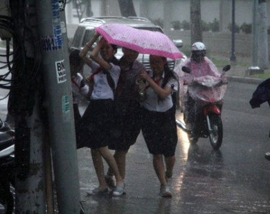 Sài Gòn xuất hiện mưa lớn kèm gió lốc đùng giữa mùa khô