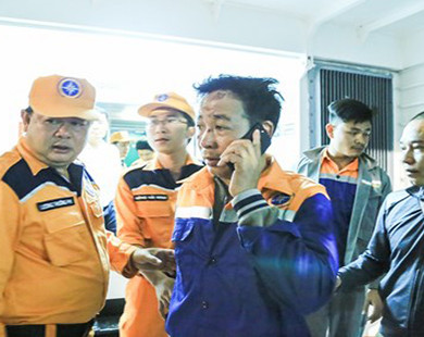 Đội thợ lặn dò tìm các nạn nhân còn kẹt trong vụ chìm tàu Hải Thành