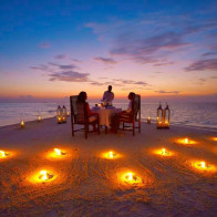 Xem phim trên bãi biển Maldives