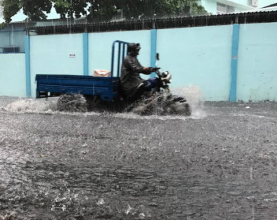 Sài Gòn mưa dông bao phủ, xe cộ lội nước như phim 