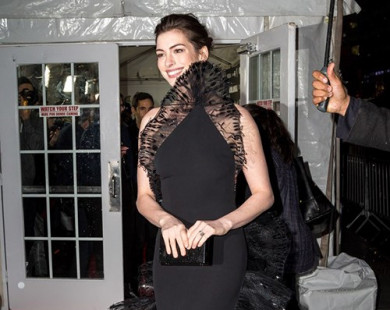 Ngắm váy cầu kỳ khiến Anne Hathaway không dám ngồi