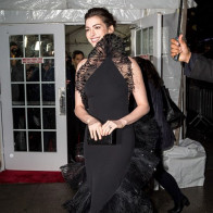 Ngắm váy cầu kỳ khiến Anne Hathaway không dám ngồi