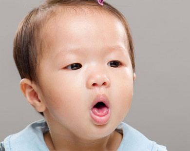 Trẻ bị húng hắng ho, viêm họng có cần dùng kháng sinh?