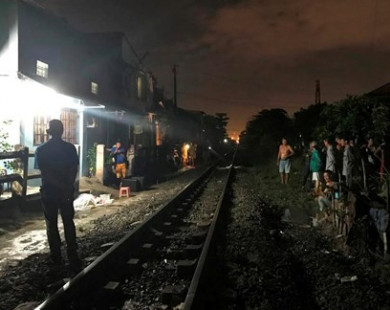Người đàn ông ngồi giữa đường ray bị tàu hỏa tông chết