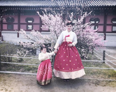 Vũ Thu Phương và con gái điệu đà trong trang phục truyền thống của Hàn Quốc