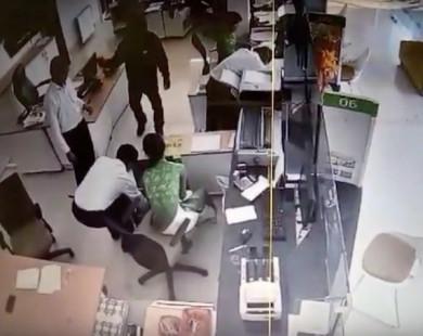 Hình ảnh tên cướp ngân hàng ở Trà Vinh bị camera "tóm" được