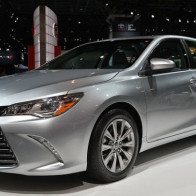 Ô tô Toyota đồng loạt giảm giá gần 100 triệu/xe