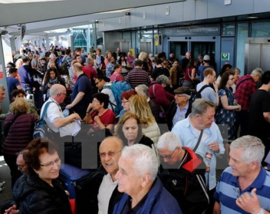 Hàng nghìn hành khách hỗn loạn tại hai sân bay lớn ở London
