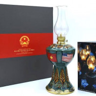 Thủ tướng Nguyễn Xuân Phúc tặng 'đèn Hoa Kỳ' cho Tổng thống Mỹ