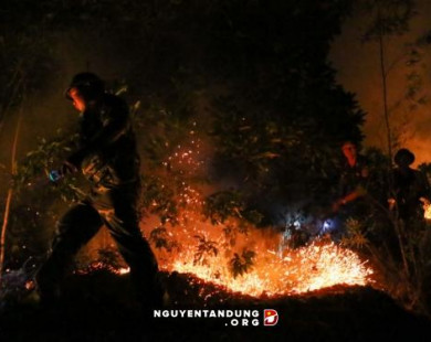 Cảnh 2.000 người chống chọi với lửa trong đêm nóng kỷ lục ở Hà Nội