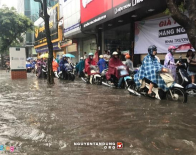 Hà Nội mưa lớn, nhiều tuyến phố ngập sâu