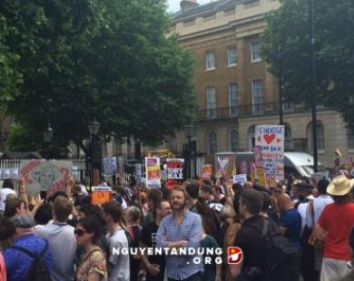 Hơn 1.000 người biểu tình phản đối Thủ tướng Anh về vụ cháy chung cư