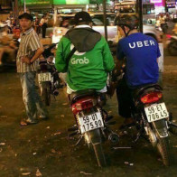 Grab tung 'chiêu' lôi kéo tài xế Uber, ký hợp đồng ngay trên yên xe