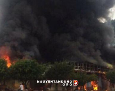 Chợ Tân Thanh chìm trong biển lửa, hơn 1.000 người tham gia chữa cháy