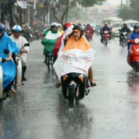 Shipper tăng giá, chê đơn vì mưa bão