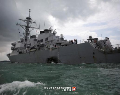 Chuyên gia nghi tàu chiến Mỹ bị tấn công mạng trước khi va tàu hàng