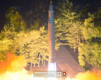 Triều Tiên phóng tên lửa bay qua không phận, Nhật Bản họp khẩn bảo vệ người dân