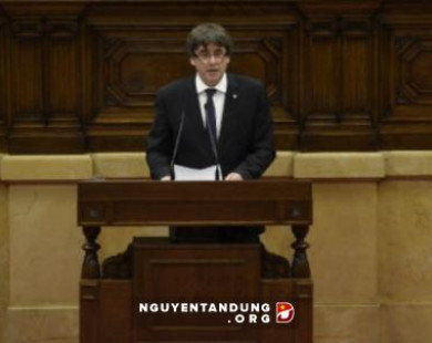 Catalonia ký tuyên bố độc lập khỏi Tây Ban Nha nhưng hoãn thi hành