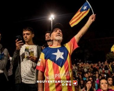 Tây Ban Nha tước quyền tự trị của Catalonia, giấc mơ độc lập tan vỡ?
