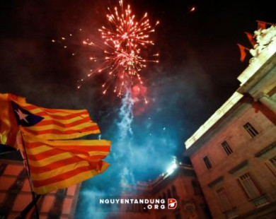 Tây Ban Nha giải tán chính quyền Catalonia sau tuyên bố độc lập