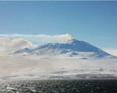 Núi lửa ở Nam Cực phun vàng thật mỗi ngày
