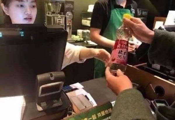 Cà phê Starbucks giảm giá, người Trung Quốc hò nhau xách xô, chậu đi mua - Ảnh 6.