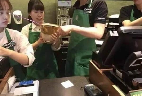 Cà phê Starbucks giảm giá, người Trung Quốc hò nhau xách xô, chậu đi mua - Ảnh 7.