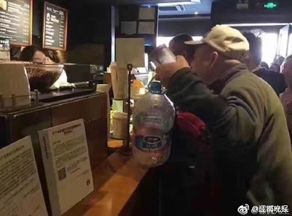 Cà phê Starbucks giảm giá, người Trung Quốc hò nhau xách xô, chậu đi mua - Ảnh 9.