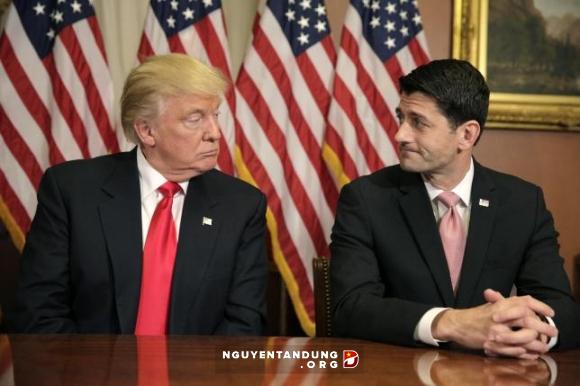 Tổng thống Mỹ Donald Trump (trái) và Chủ tịch Hạ viện Paul Ryan - Ảnh: Reuters