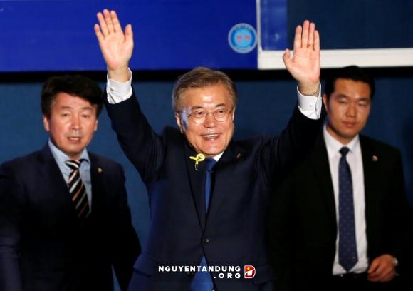 Ông Moon Jae In tuyên bố chiến thắng tại Seoul tối 9-5 - Ảnh: Reuters
