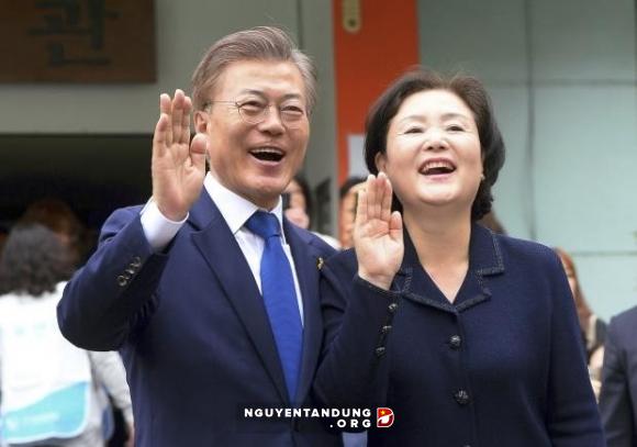  Tổng thống đắc cử Hàn Quốc Moon Jae-in và phu nhân. (Ảnh: AP) 