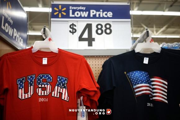 Hàng sản xuất ở Mỹ trong siêu thị Walmart /// Ảnh: Reuters