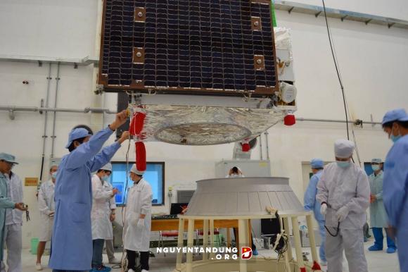 Các kỹ sư Trung Quốc hoàn tất khâu chuẩn bị trước khi phóng vệ tinh Micius hồi tháng 8-2016 - ảnh: XInhua